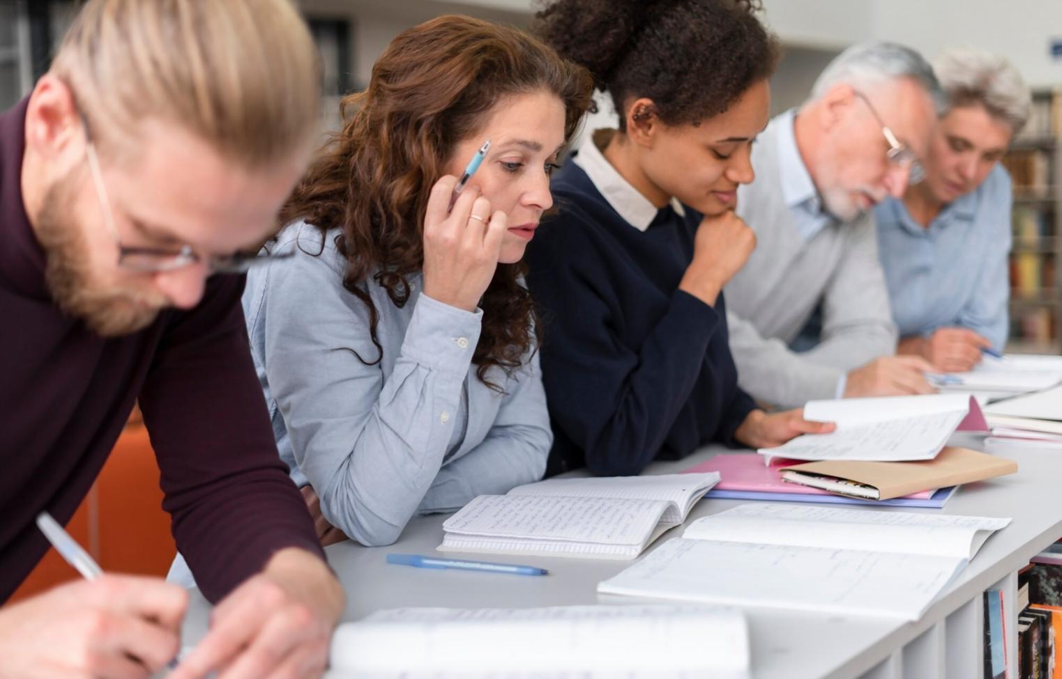 Reunión de consultoría financiera con cliente en Vitoria-Gasteiz