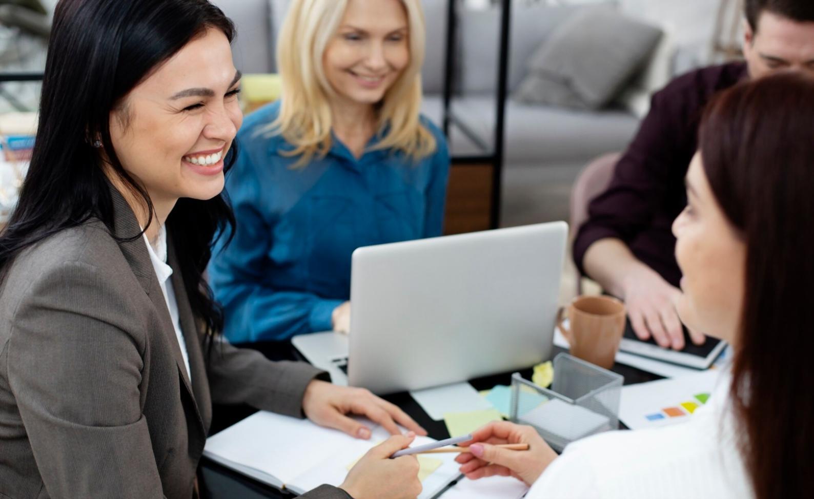 Directivos analizando estrategias financieras en sesión de trabajo